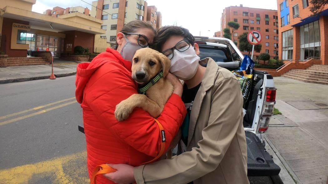 Imagen de una familia que adoptó un perrito. 