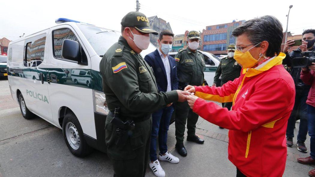 Claudia López entrega vehículos a la policía de Bogotá