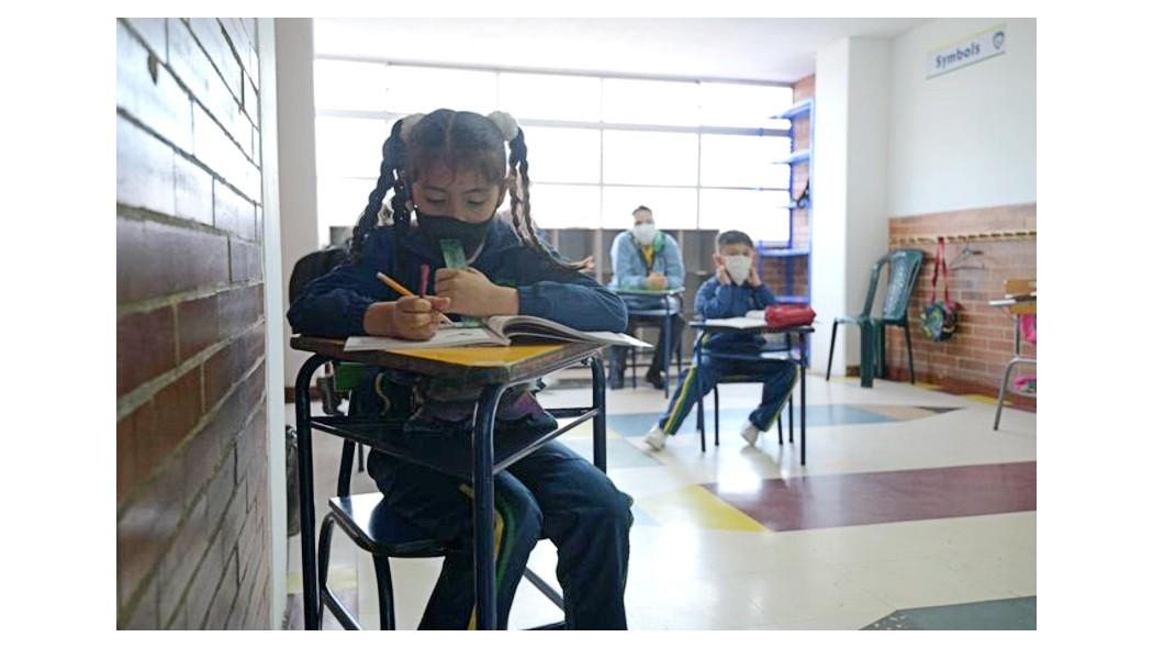 Niña estudiando.