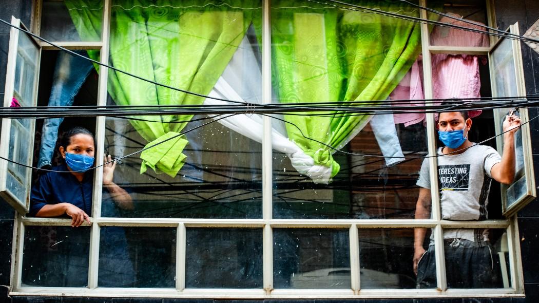 Personas en una ventana.