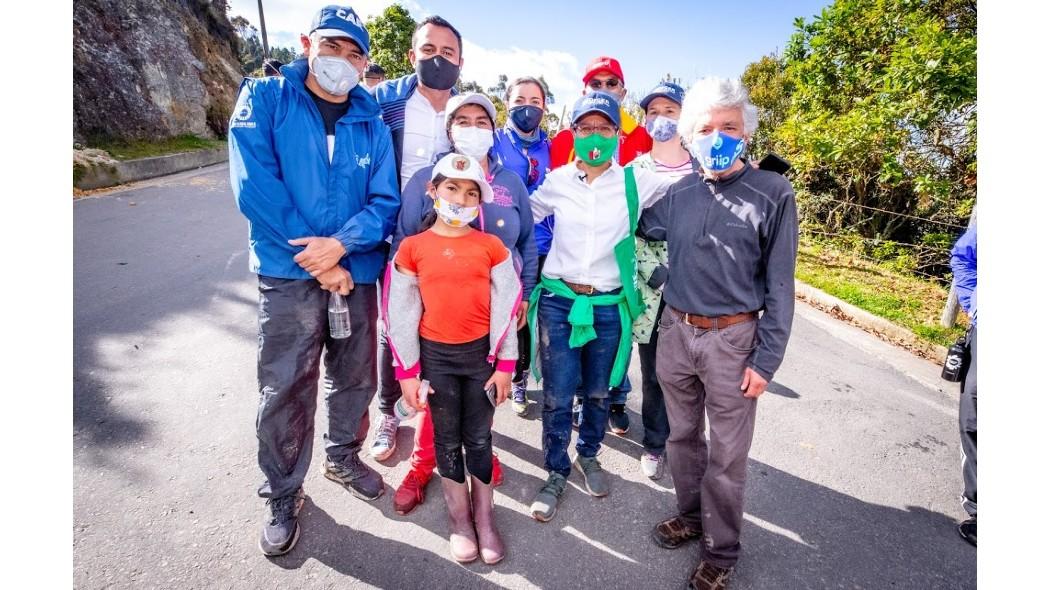 Personas junto a la alcaldesa en la vereda El Verjón.