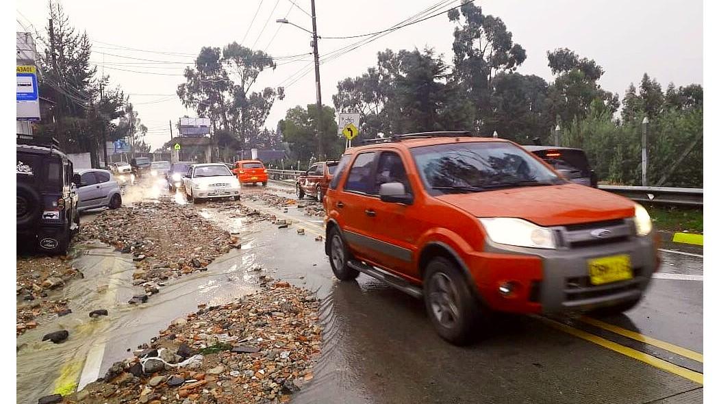 Carro en medio de la lluvia.