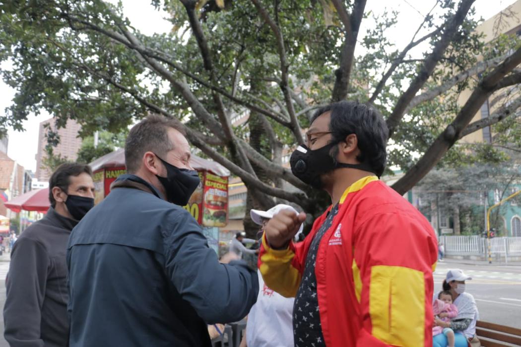 Vladimir Rodríguez Valencia, Alto Comisionado para las Víctimas, saluda a Carlos Ruiz Massieu, jefe de la Misión de Verificación de la ONU en Colombia, en la manifestación del 1 de noviembre. 