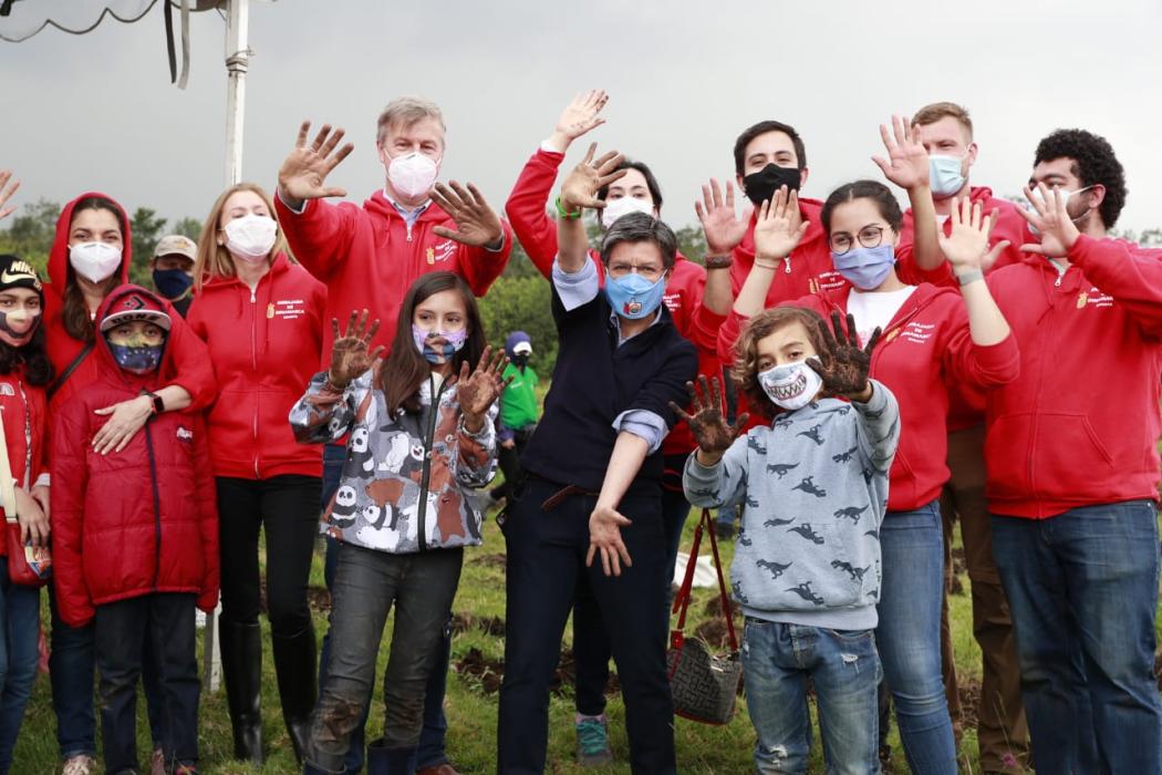 Alcaldesa Claudia López con participantes en plantación de reserva van der hammen