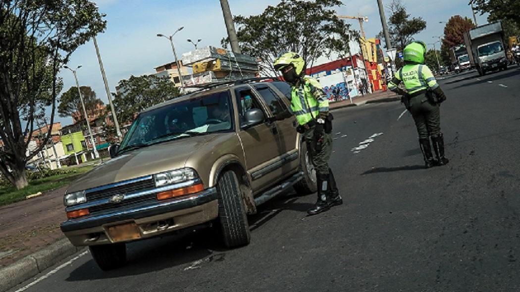 Imagen de policías de tránsito en retén