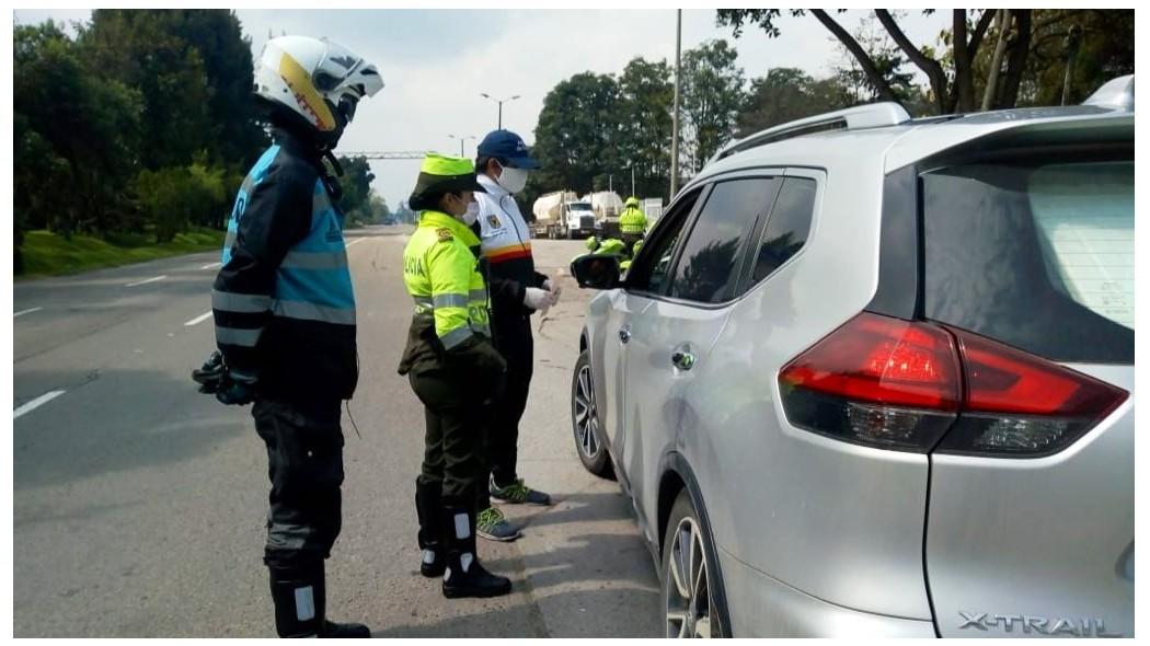 Policía realizando controles en vía.