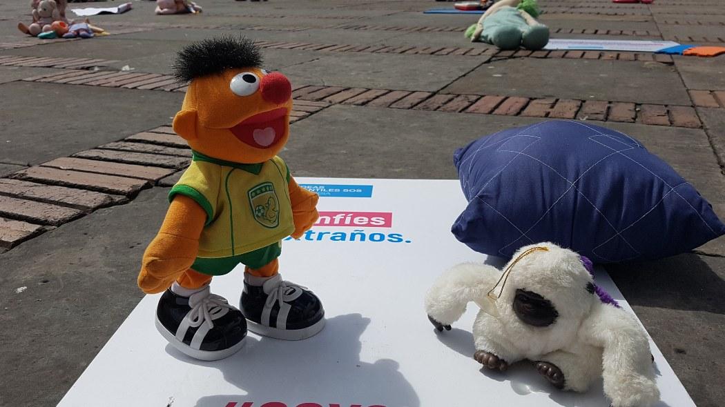 Cientos de muñecos en la Plaza de Bolívar en una protesta simbólica