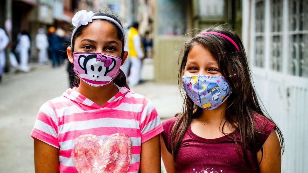 Niñas en un barrio de Bogotá.