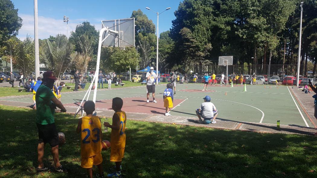 con medidas de bioseguridad niños disfrutan de los espacios al aire libre