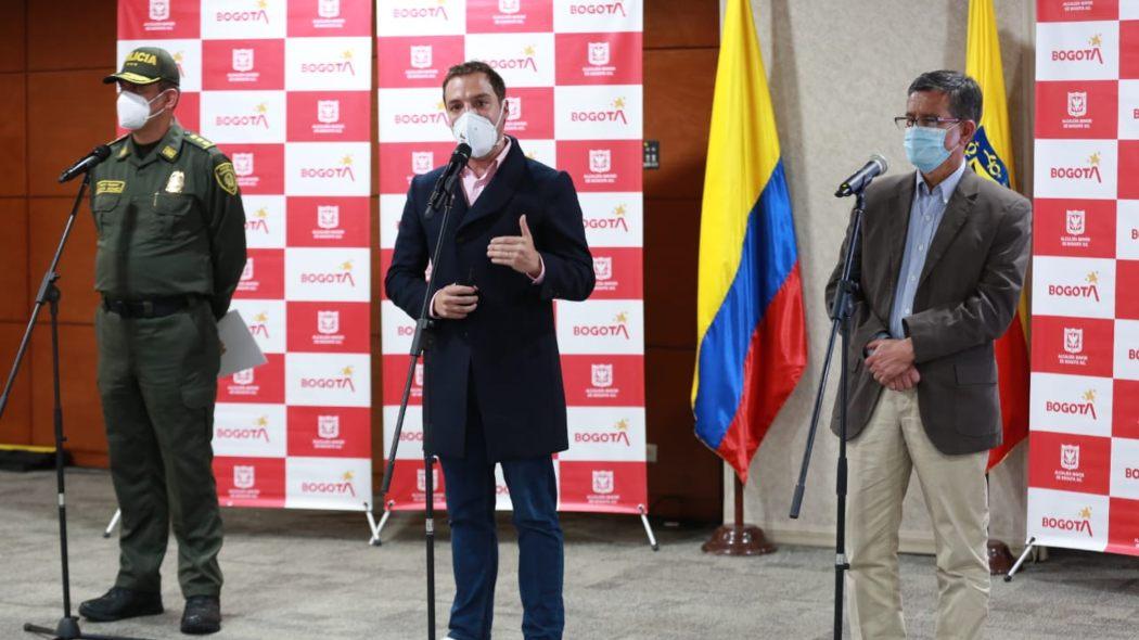 Luis Ernesto Gomez junto al Secretario de Seguridad y el comandante de la policía de Bogotá