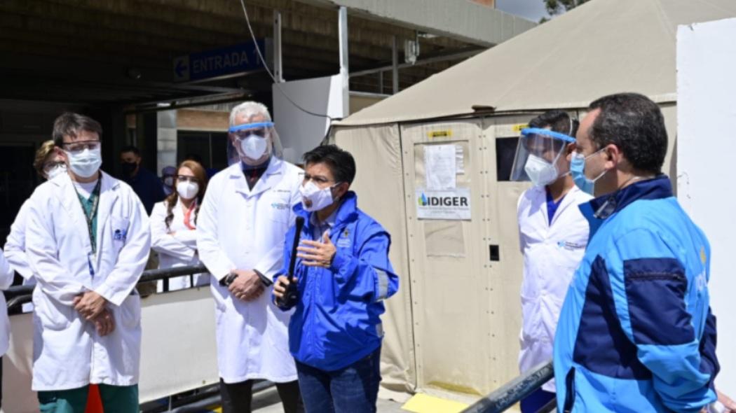 Claudia López en un hospital de campaña