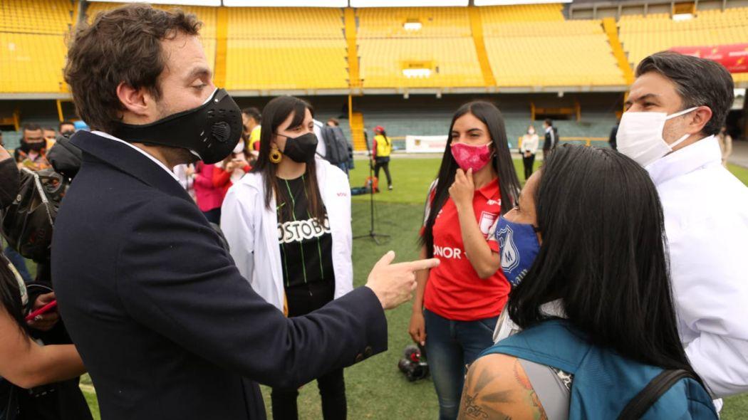 Luis Ernesto Gómez junto a unos jóvenes en El Campín