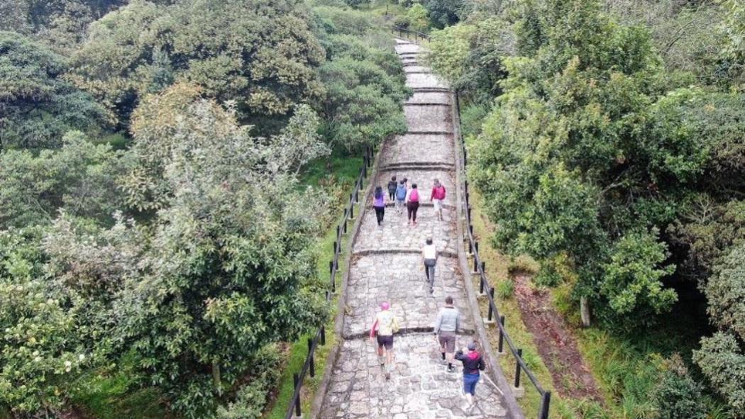 Se cancelan todas las actividades no esenciales en Bogotá - Sendero peatonal del Cerro de Monserrate 