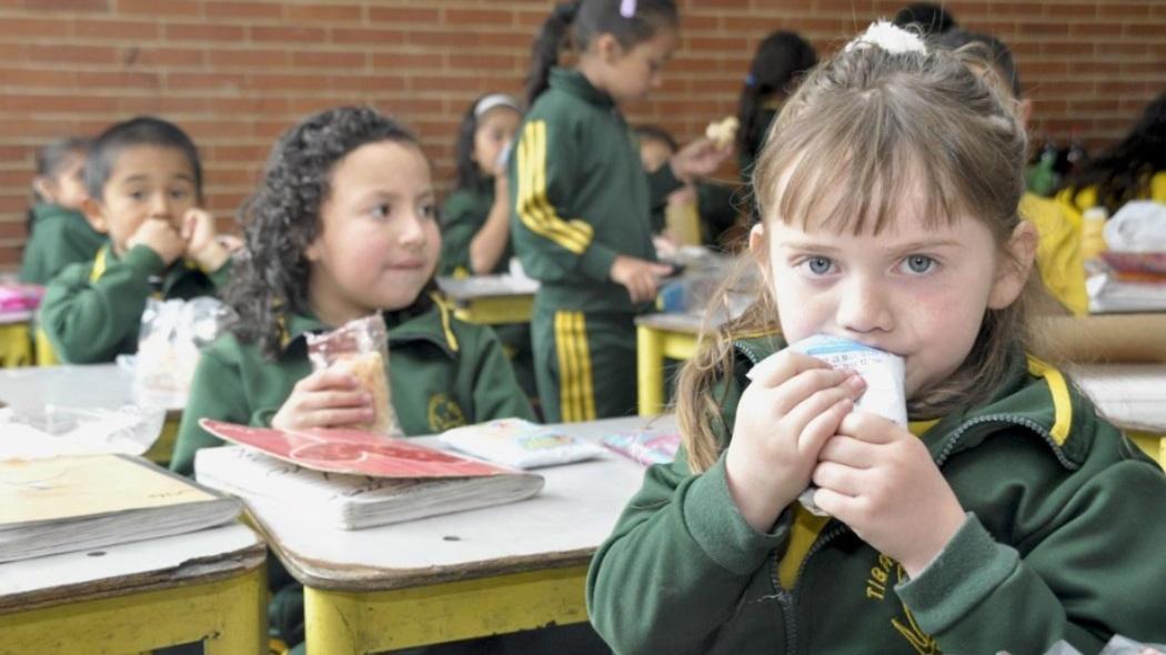 Niños tomando merienda en clase