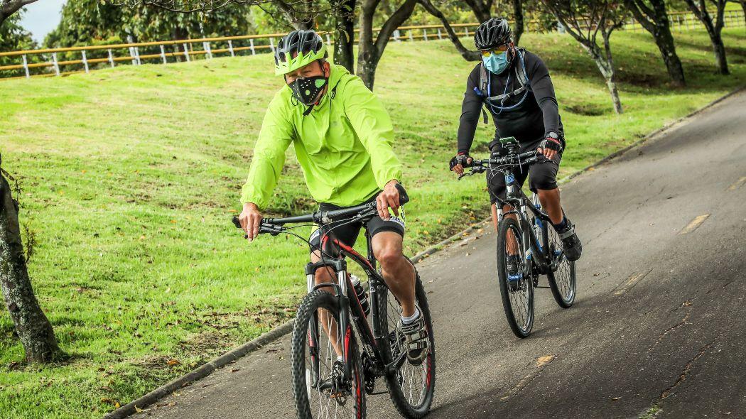 Dos hombres montando bicicleta en Bogotá