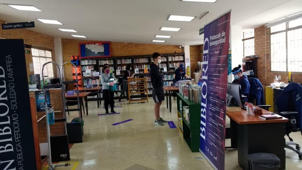 El aforo permitido en cada biblioteca será del 30% de su capacidad. Si al llegar el espacio se encuentra en su máxima capacidad, espera un poco mientras uno de nuestros usuarios deja la biblioteca. Foto: BIblioRed