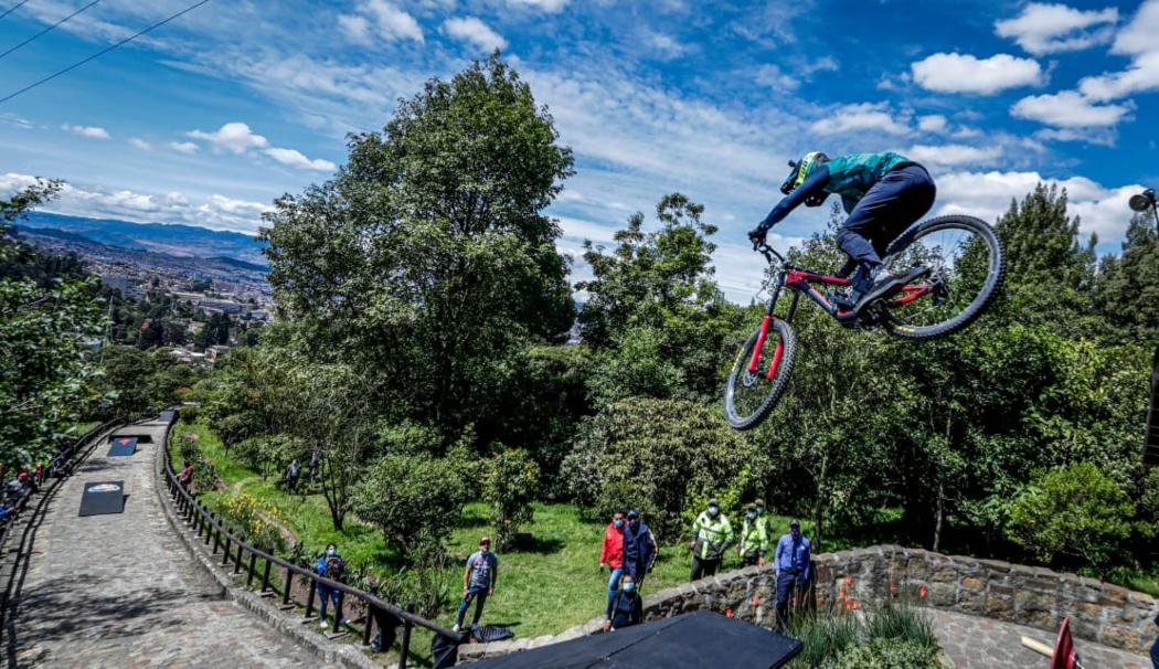 Downhill en el cerro de Monserrate 