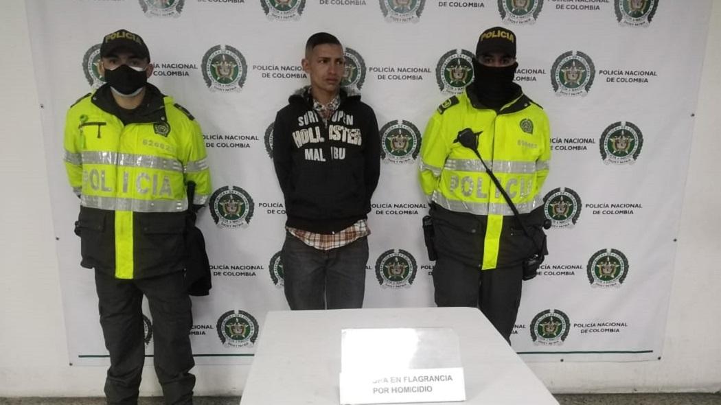 El hombre capturado intentó huir pero los policías lograron interceptarlo y capturarlo