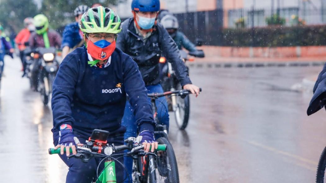 Alcaldesa Claudia López en bicicleta