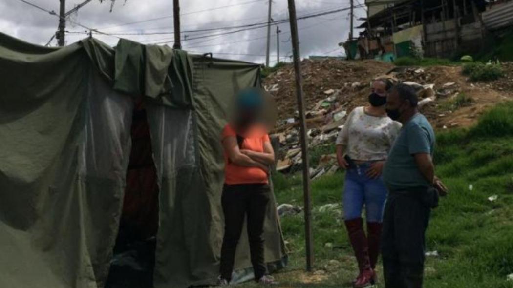 Mujer frente a la carpa donve vivió en Ciudad Bolívar