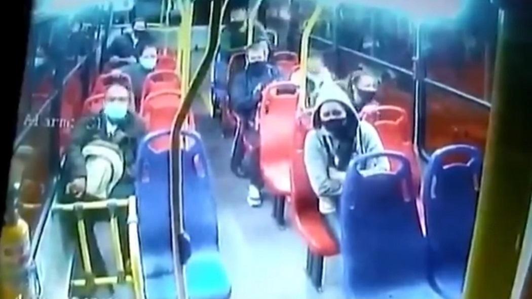 Los delincuentes abordaban los buses y amenazaban a sus víctimas con armas de fuego y armas blancas