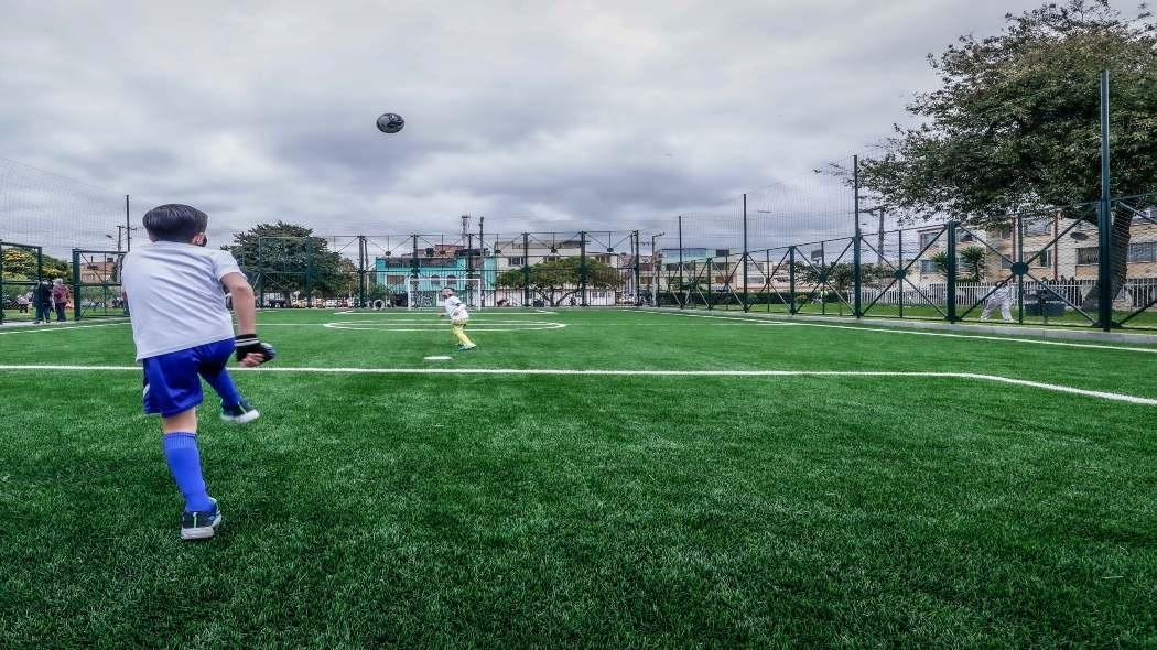 Niños pateando un balón