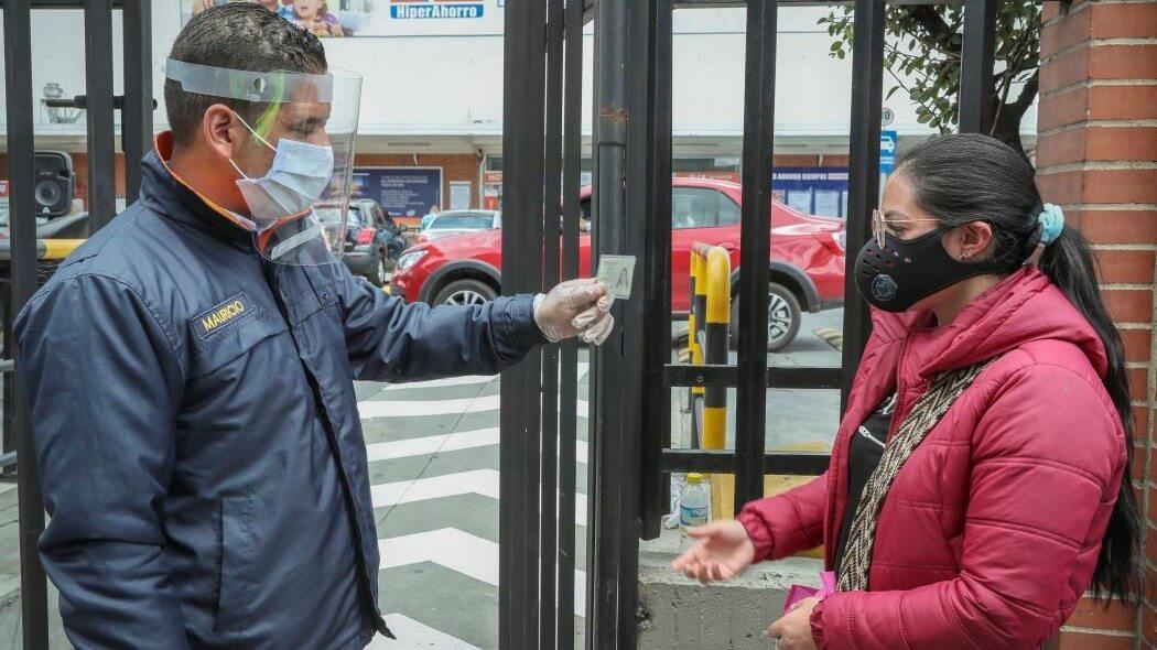 Imagen de verificación de pico y cédula en un establecimiento comercial