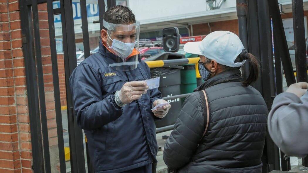 Imagen de revisión de pico y cédula en un establecimiento de Bogotá.