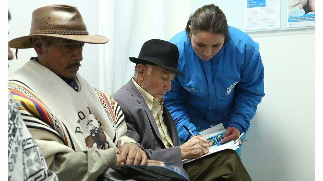 Personal de salud atendiendo campesinos.