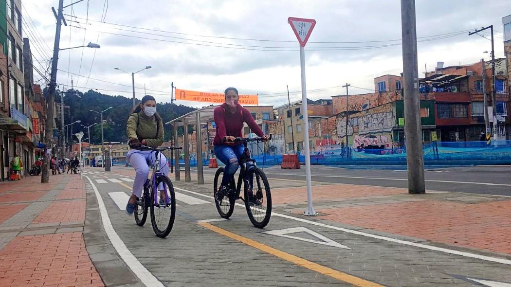 Personas en bicicleta.