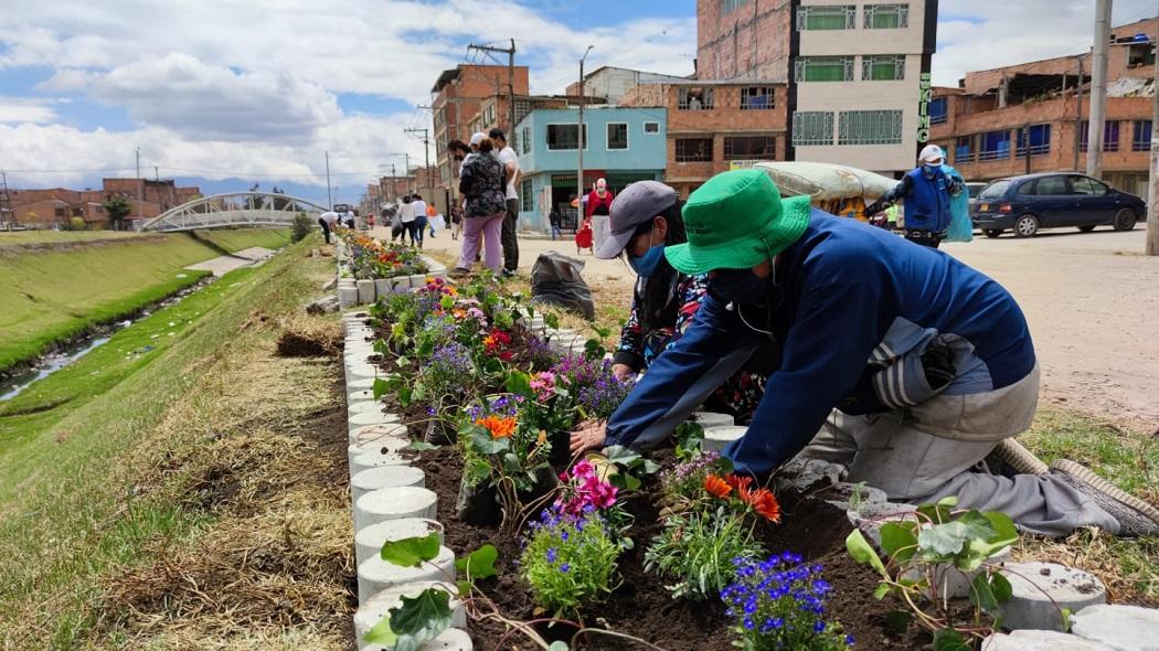 22 jardineras llenan de color la ronda del canal y mejoran este sector del sur occidente de Bogotá. 