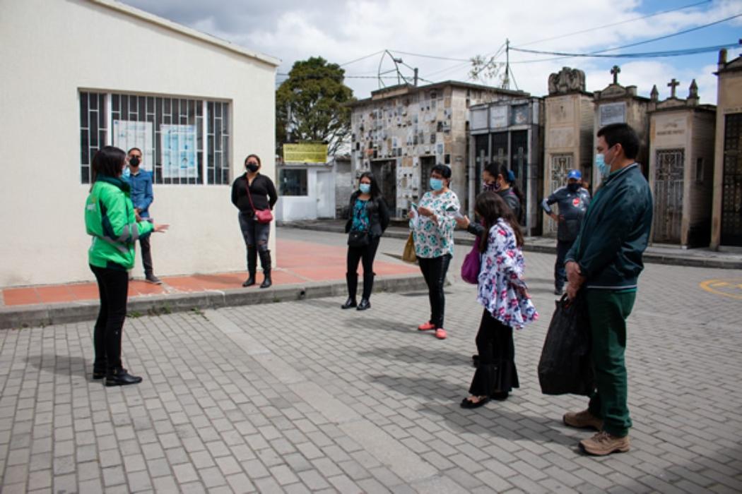 Personas de pie reunidas con distancia física