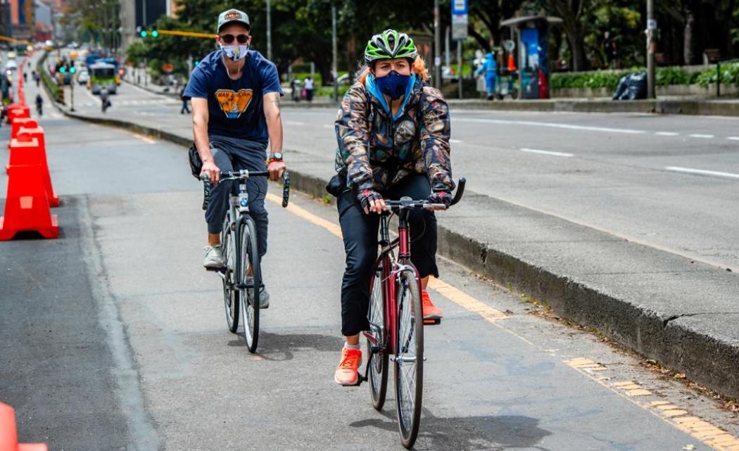 Hombre y mujer montando bicicleta