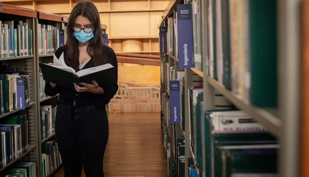 Te invitamos a conmemorar la vida de todas las mujeres, a través de diversas actividades. Tendremos horóscopo literario, lectura de poesía por parte de varias funcionarias de la biblioteca y un mural gigante en donde estará  la frase “mujer es”. Foto: BibloRed.