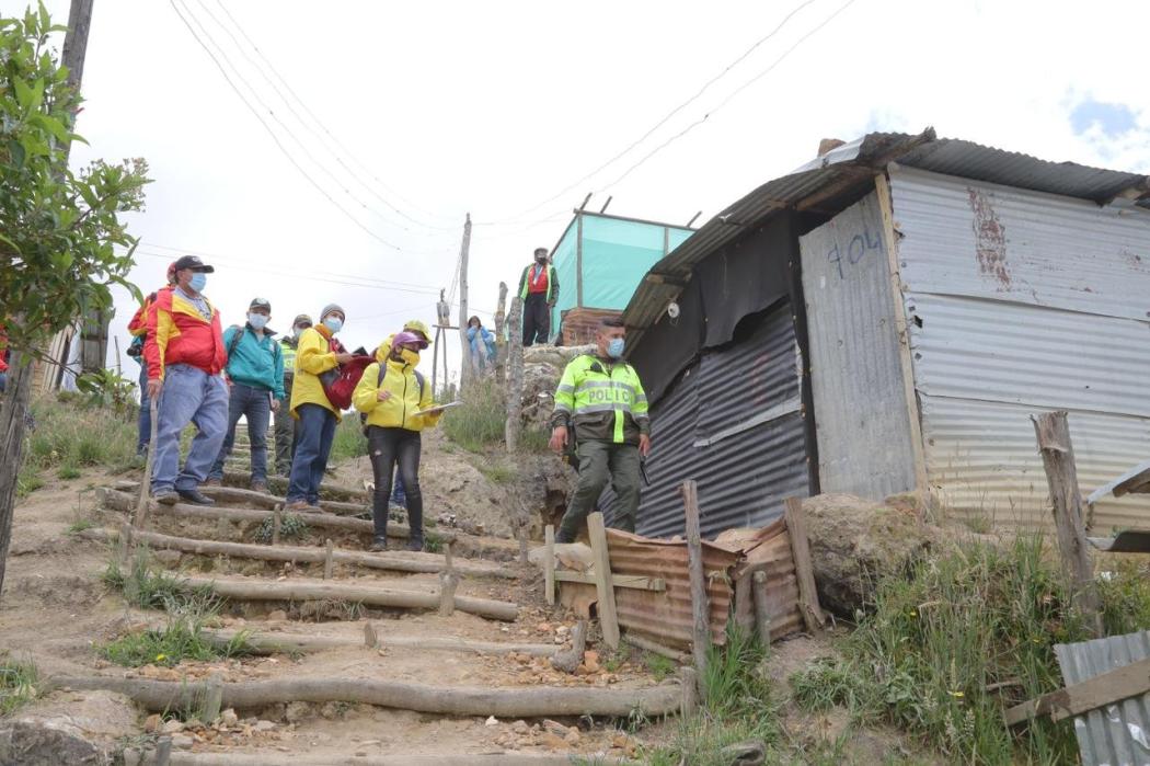 Personas bajando de una montaña