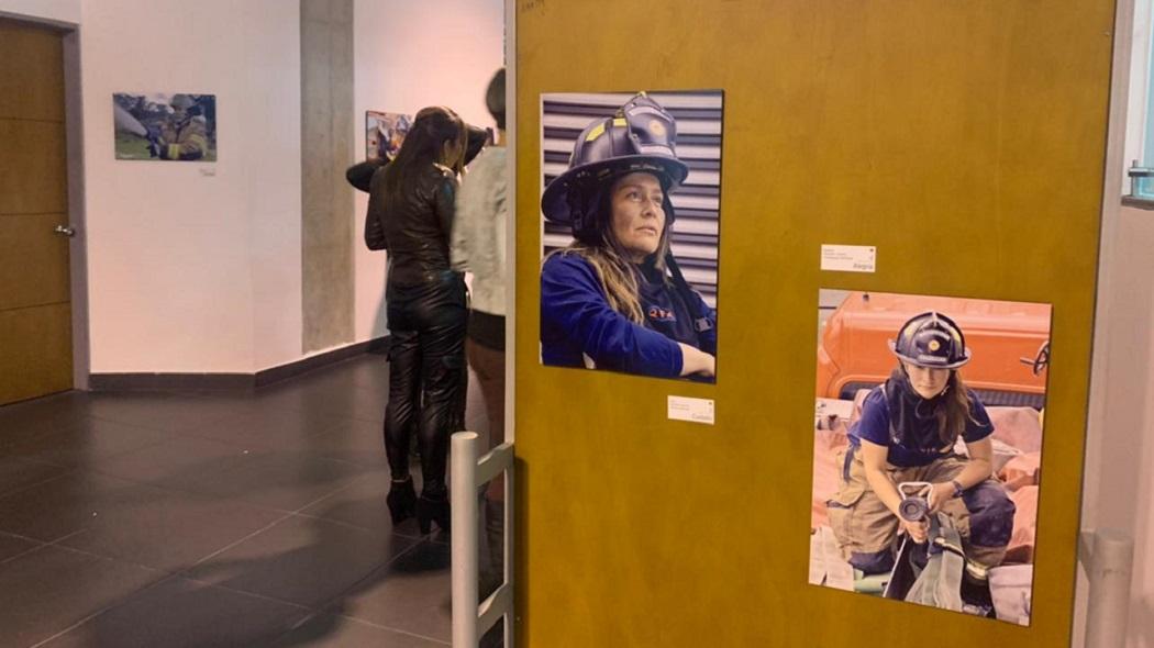 Las Mujeres bomberos aprecian las fotos de la galería que está en el primer piso del edificio.