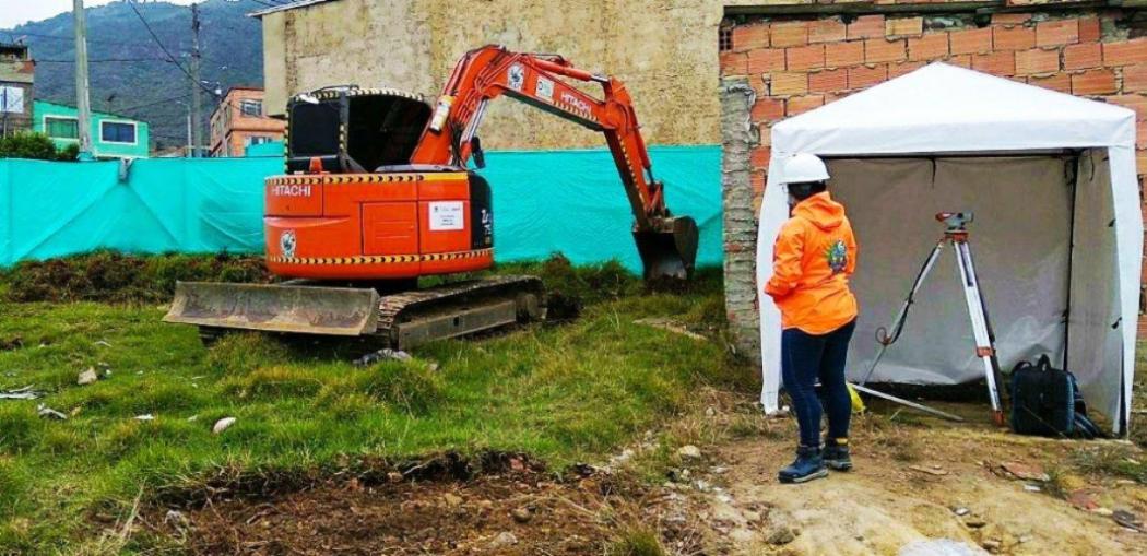 Maquinaria pesada en terreno 