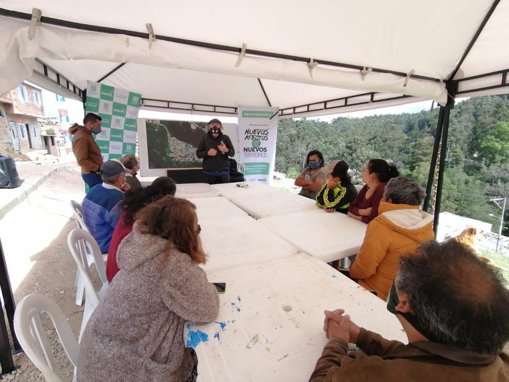 Personas sentadas alrededor de una mesa