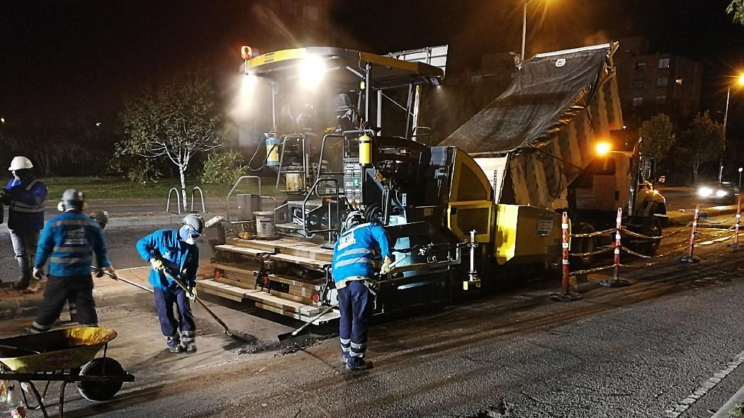 Personas trabajando en una obra de infraestructura.