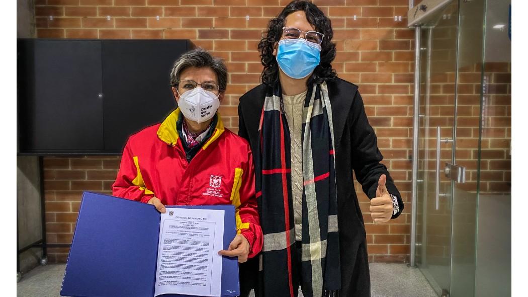 Alcaldesa Claudia López junto a Julián Rodríguez Sastoque.