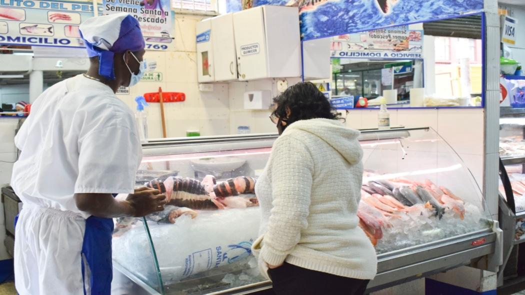 Oferta de pescado en plaza de mercado