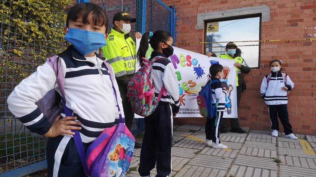 Estudiantes a 23 colegios públicos mostraron su alegría con un regreso seguro a su clases