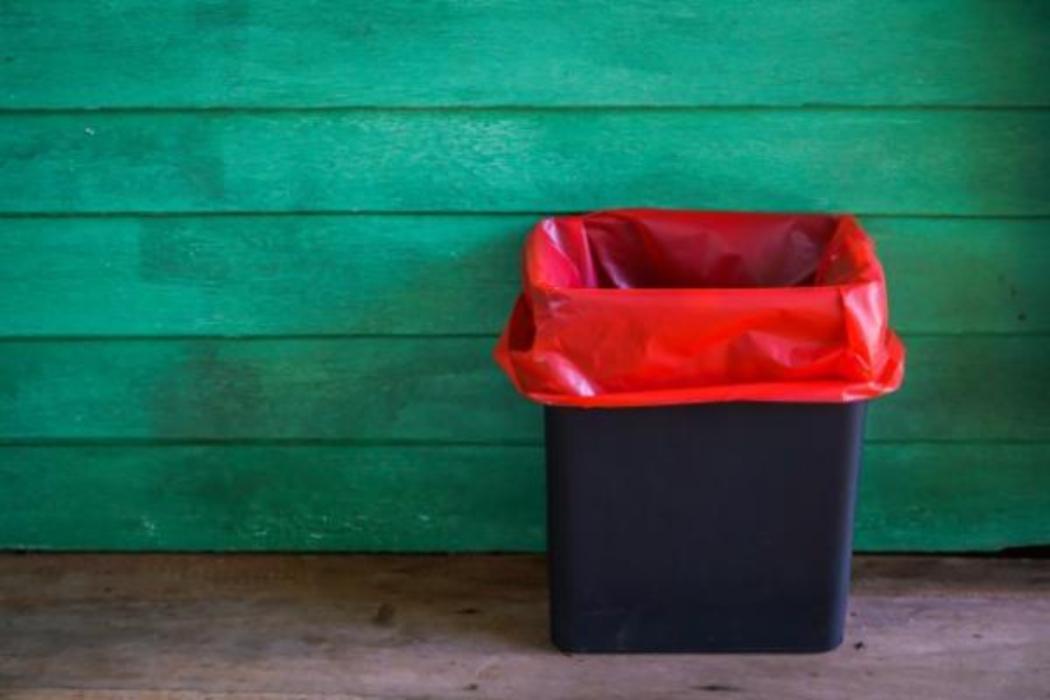 Caneca con bolsa roja