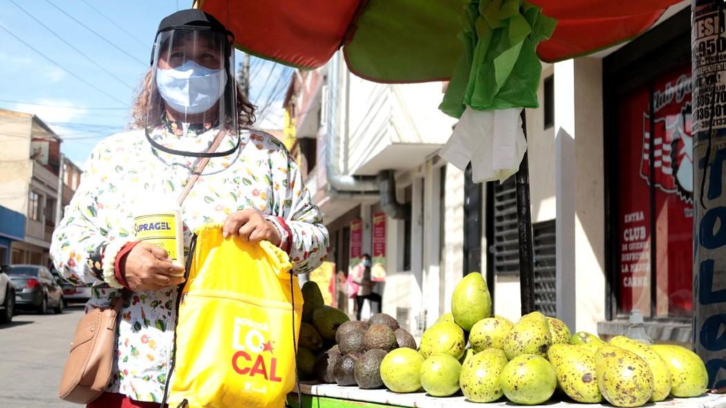 Comerciante informal con kit de bioseguridad.