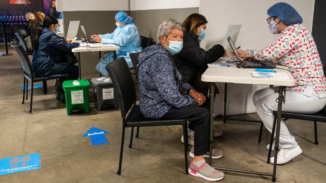 Persona mayor esperando turno de vacunación.