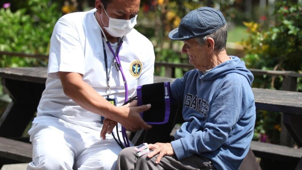 Adulto mayor atendido por enfermero