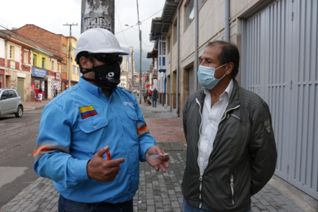 Los ciudadanos pueden comunicarse a través de la línea 115, opción 5 para reportar y solicitar el cambio o restablecimiento de luminarias. Foto: UAESP