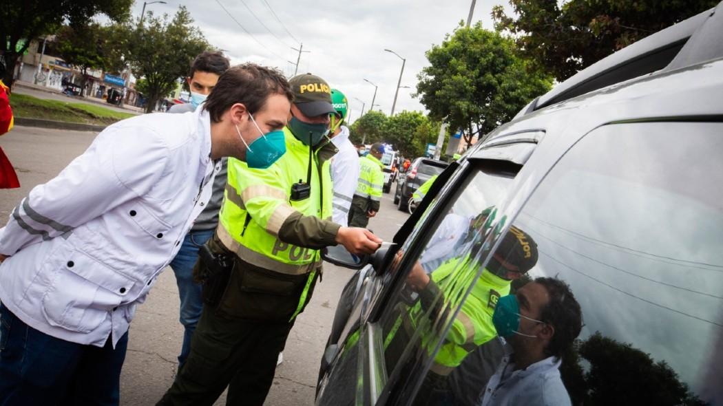 Secretario de gobierno durante operativos en la vía.