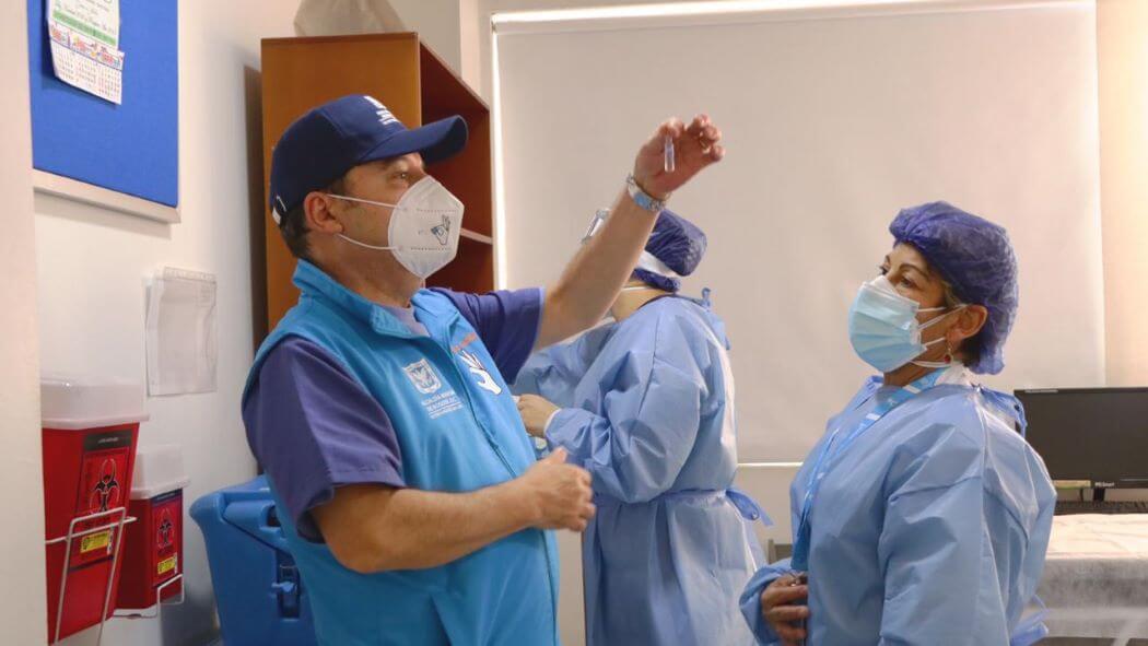 Imagen del secretario de Salud verificando un biológico.