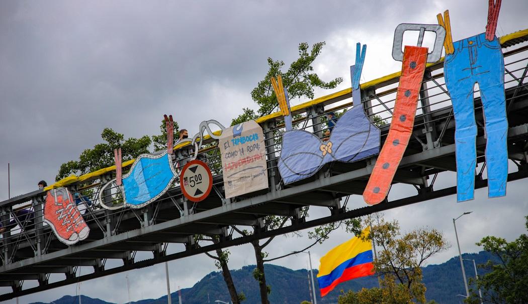 Con pantalones gigantes, zapatos, camisas, medias y tapabocas que cuelgan de un tendedero enorme, la Subsecretaría de Cultura Ciudadana envía un mensaje clave de cuidado durante este nuevo pico de contagios. Foto: Subsecretaría de Cultura Ciudadana. 